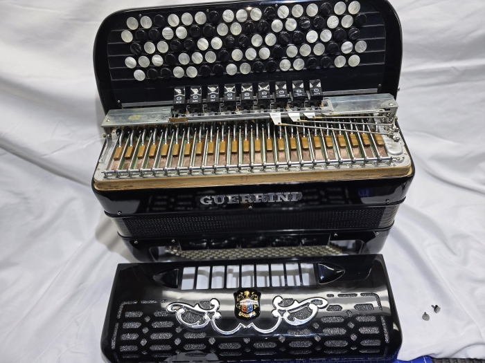Guerrini Knopfakkordeon (B - Griff) accordion (B - System)